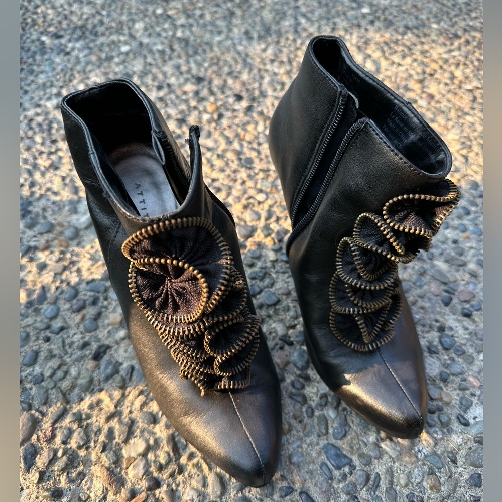 Attitude booties size 7 black